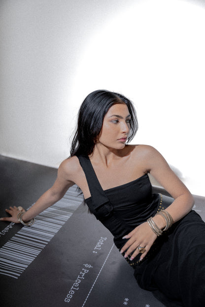 A collar down mument