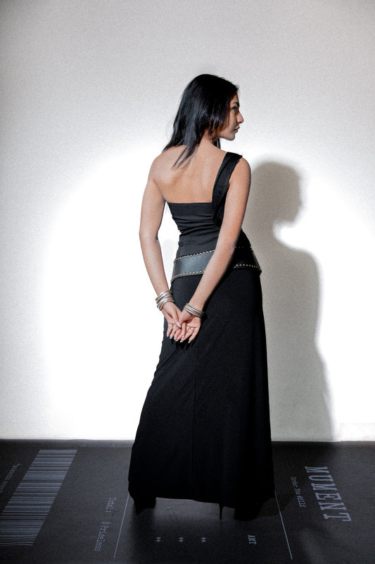 A collar down mument