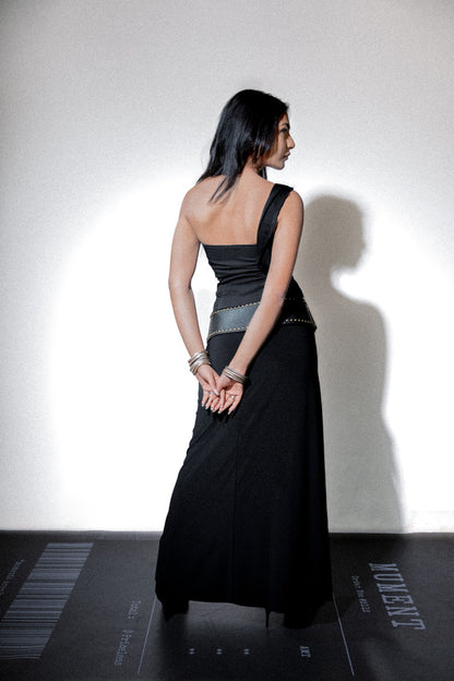 A collar down mument